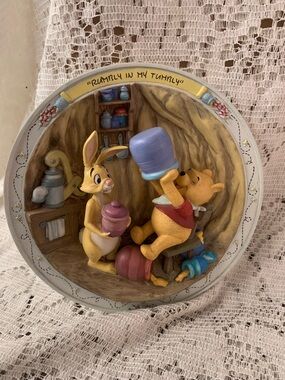 WINNIE THE POOH -  3D DISNEY COLLECTOR PLATE - RUMBLY IN MY TUMBLY CERT.